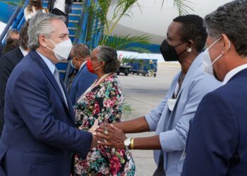 Fernández concluye su visita con una reunión con la primera ministra de Barbados