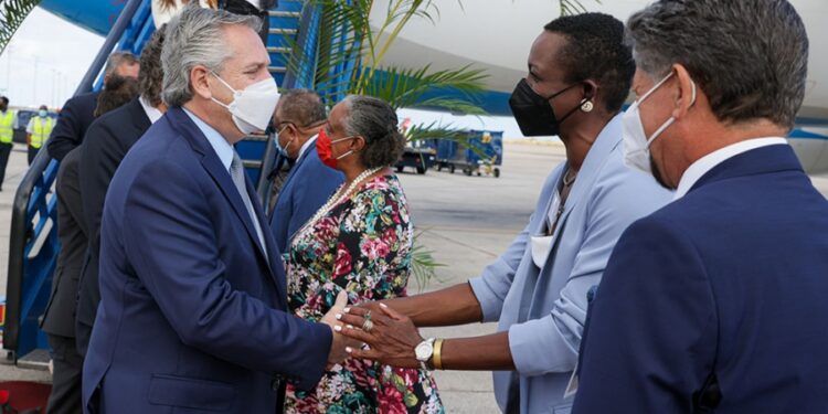 Fernández concluye su visita con una reunión con la primera ministra de Barbados