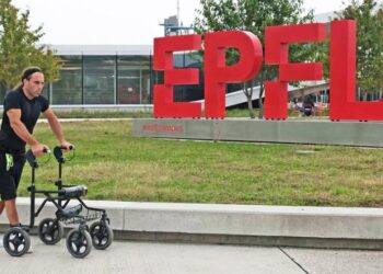 Personas parapléjicas recibieron implantes de electrodos en la columna y volvieron a caminar