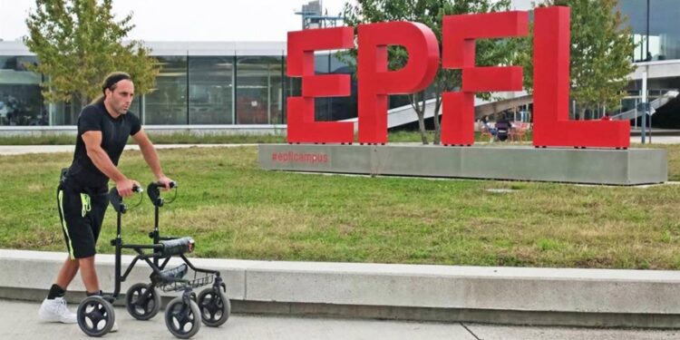 Personas parapléjicas recibieron implantes de electrodos en la columna y volvieron a caminar