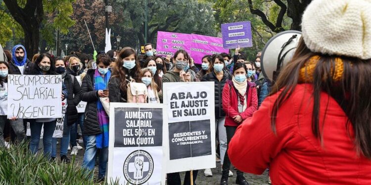 Trabajadores de la salud pararán en reclamo de aumento de salarios