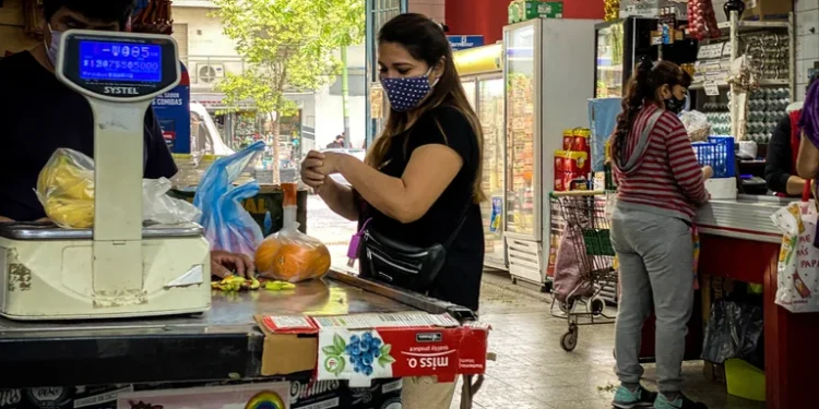 Inflación sin freno: la canasta alimentaria de abril superó los $45.000 y se ubicó por encima de la suba fijada para el salario mínimo