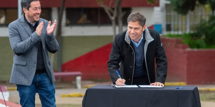 Axel Kicillof acordó un 60% de aumento salarial hasta fin de año para estatales, docentes, médicos y judiciales