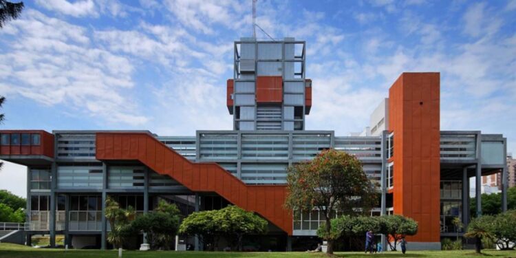 Enfermeros cortan Díaz Vélez y denuncian más de 65 despidos de trabajadores de la salud