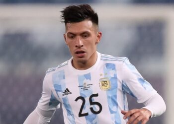 Arsenal presenta una millonaria oferta por Lisandro Martínez