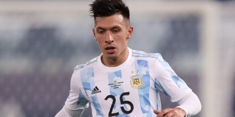 Arsenal presenta una millonaria oferta por Lisandro Martínez