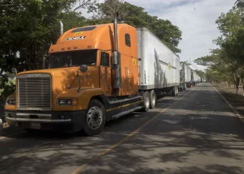 Camiones varados y alarma por desabastecimiento: la situación crítica que se vive en 8 provincias por la falta de gasoil