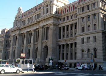 Organizaciones sociales concentran en el Obelisco para marchar a la Corte Suprema