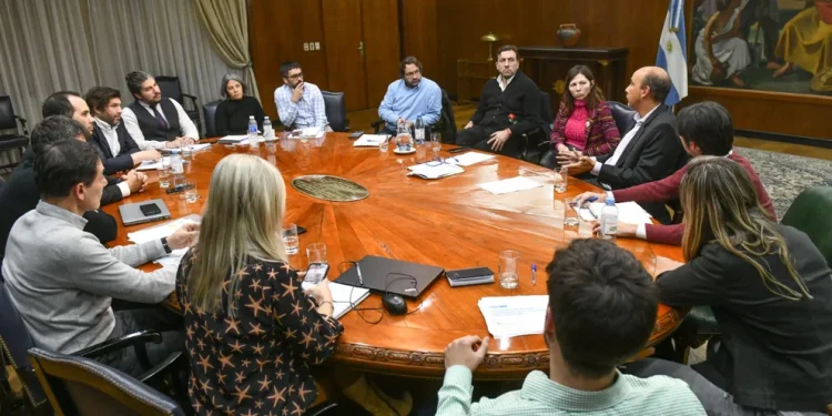 El plan financiero de Batakis: busca emitir bonos atados al dólar como señal de que no habrá devaluación