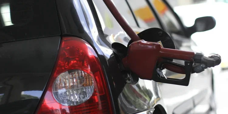 Desde hoy aumentaron un 4% la nafta y el gasoil en todo el país