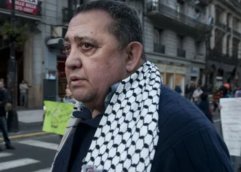 D’Elía desafió a Larroque y convocó a marchar en defensa de Cristina Kirchner: “Quedate vos en tu casa”