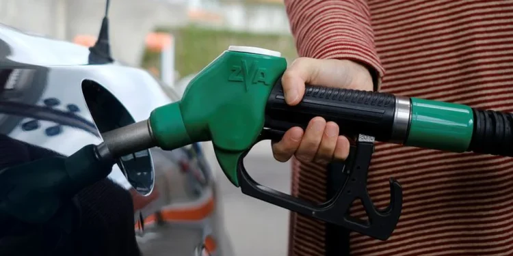 Los aumentos que llegan con 2023: combustibles, transporte, internet, prepagas, tarifa de agua y alquileres