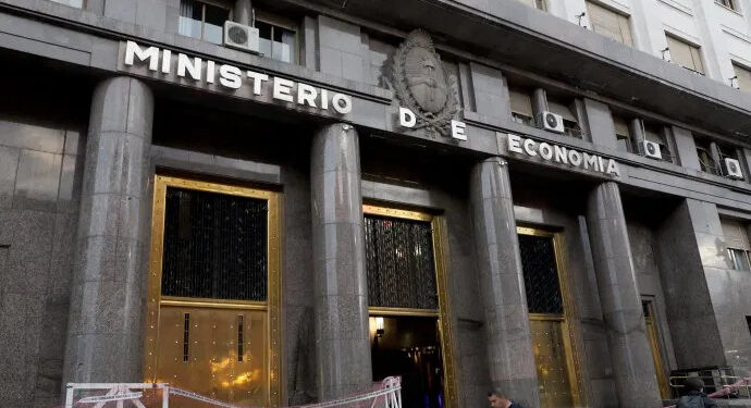 Gasto público: el Gobierno comenzó el año con un fuerte control de las cuentas y cerraría el primer mes con superávit