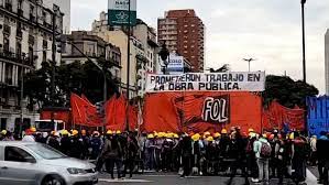 Cortes y piquetes en el centro porteño: manifestantes de Unidad Piquetera se movilizan por la Avenida 9 de Julio