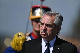 Alberto Fernández litiga con el “síndrome del Pato Cojo” y calcula que entregará la Presidencia a Sergio Massa