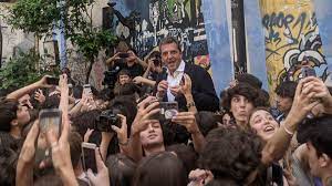 Massa cerró la campaña en una escuela porteña y le habló a los jóvenes: “La mayor utopía es defender la igualdad de oportunidades”