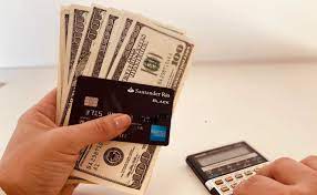 El Gobierno aumentó los impuestos al dólar tarjeta y al solidario: se acercan a los $1000