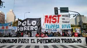 Organizaciones sociales se movilizan a Desarrollo Social para reclamar comida y que les paguen el aguinaldo