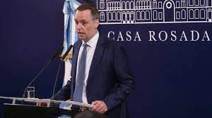 El Gobierno anunció una fuerte reducción de cargos políticos y la suspensión de la pauta oficial por un año