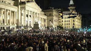 Tras la cadena nacional de Milei, hubo cacerolazos y una movilización al Congreso