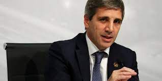 Liberación de controles por etapas: ¿Caputo va por la “flotación” del dólar o una “neoconvertiblidad”?