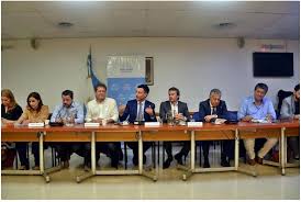 El Gobierno recibió a senadores clave de la oposición dialoguista para acelerar negociaciones por la Ley Bases