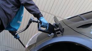 Cada vez más municipios cobran un impuesto sobre los combustibles y se amplía la brecha de los precios