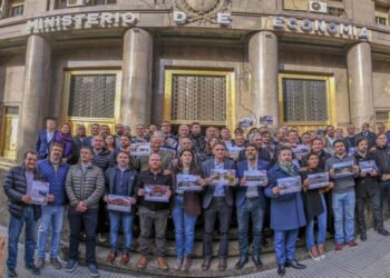 Kicillof envió a sus ministros y a 60 intendentes a las oficinas de Caputo para reclamar fondos