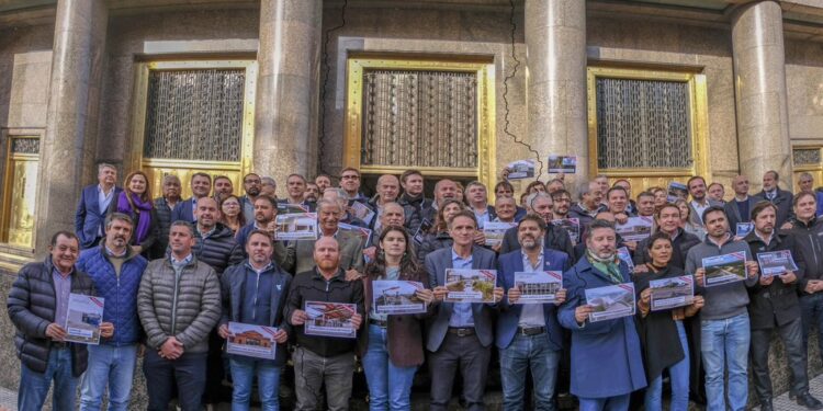 Kicillof envió a sus ministros y a 60 intendentes a las oficinas de Caputo para reclamar fondos