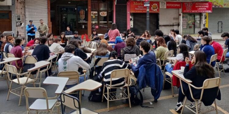 Tomas de facultades y clases públicas: los estudiantes universitarios profundizan las protestas tras la ratificación del veto