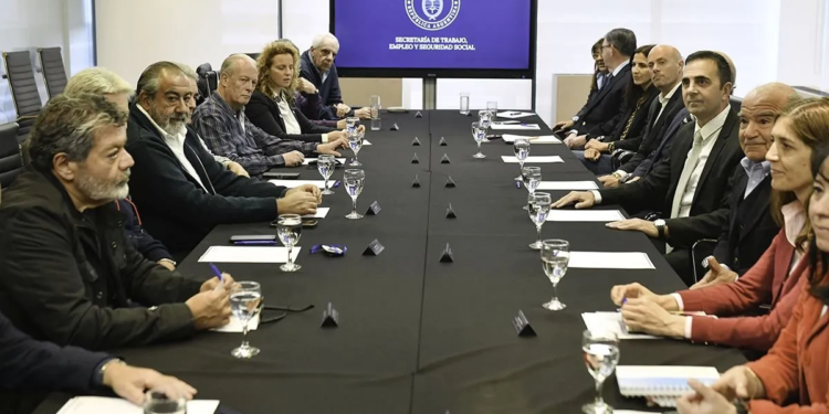 Se reavivó la tensión entre el Gobierno y la CGT por la inesperada suspensión de dos encuentros del diálogo tripartito