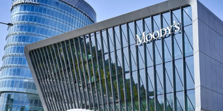 La calificadora Moody´s le sugirió a Argentina que devalúe