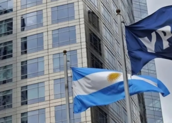 Buenas noticias: suben las acciones de YPF y sigue bajando el Riesgo País