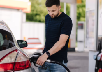 El Gobierno autorizó el autoservicio de combustible en todo el país