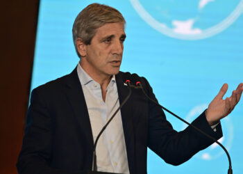 En desinflación, Caputo ajusta tarifas energéticas.