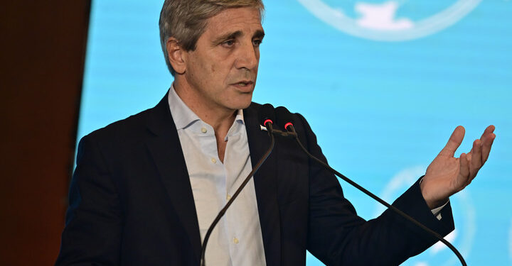 En desinflación, Caputo ajusta tarifas energéticas.