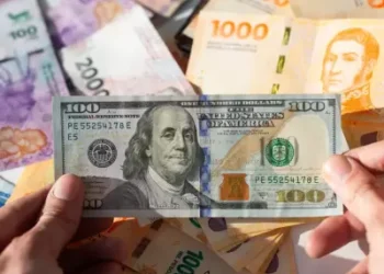 Fenómeno económico de julio: dólar sube, inflación controlada.