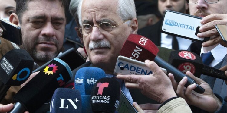 Taiana advierte: Milei degrada la democracia argentina.