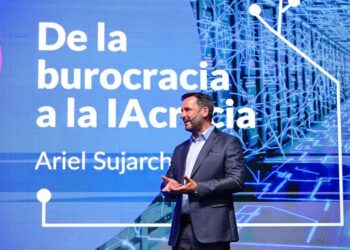 Sujarchuk fue elegido entre los intendentes más innovadores y presentó su libro sobre inteligencia artificial