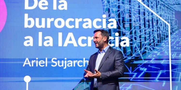 Sujarchuk fue elegido entre los intendentes más innovadores y presentó su libro sobre inteligencia artificial