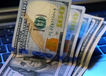 Dólar oficial baja $11 tras intervención.