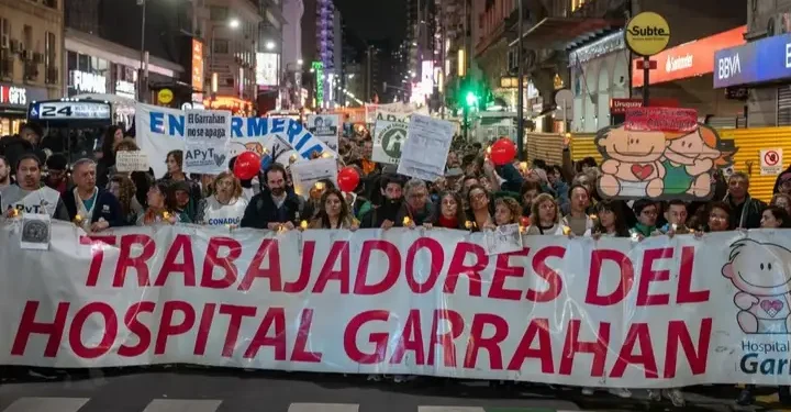 Trabajadores del Garrahan se dirigen al Congreso.
