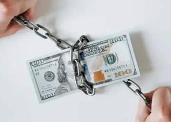 El cepo regresa: Dólar oficial y mercado financiero, incompatibles.