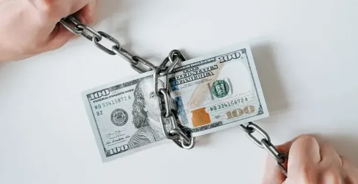 El cepo regresa: Dólar oficial y mercado financiero, incompatibles.