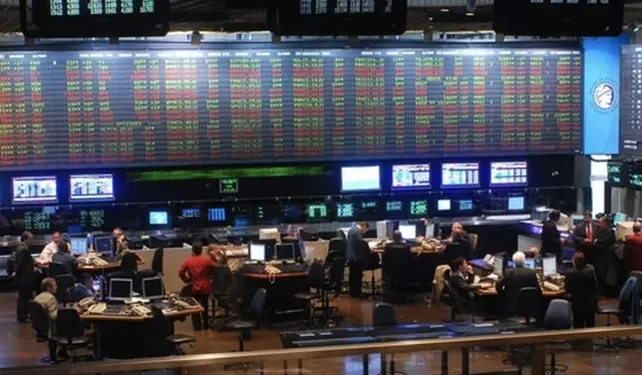 Turbulencia económica: Acciones crecen, bonos decrecen, riesgo país alto.