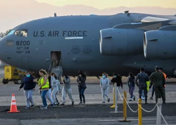 Argentinos deportados de EE. UU. llegan a Ezeiza.