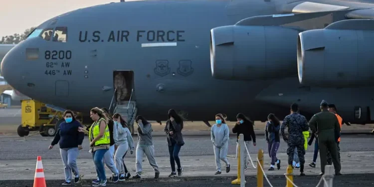 Argentinos deportados de EE. UU. llegan a Ezeiza.