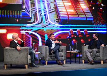 Ariel Sujarchuk presentó su libro “Mañana es Hoy”, un análisis que enfatiza la necesidad de formar una ciudadanía inteligente capaz de convivir, interactuar y producir con la IA