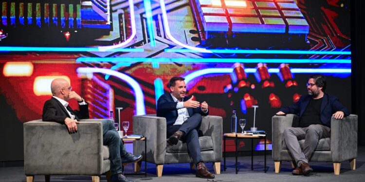 Ariel Sujarchuk presentó su libro “Mañana es Hoy”, un análisis que enfatiza la necesidad de formar una ciudadanía inteligente capaz de convivir, interactuar y producir con la IA