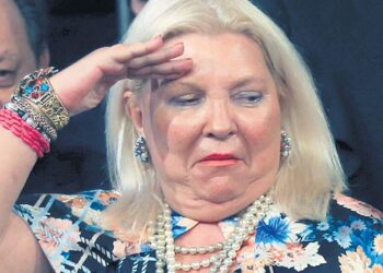 Caputo, un “ministro caído” según Carrió